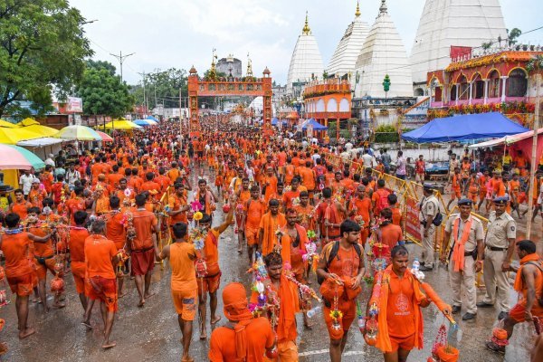 जयकारों से गूंजी बाबा नगरी : देवघर में विश्वप्रसिद्ध श्रावणी मेले का आगाज़, सुरक्षा के कड़े इंतजाम