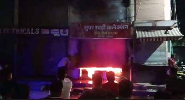 मची अफ़रा-तफ़री : शॉर्ट सर्किट से तीन मंजिला कपड़ा दुकान खाक, व्यापारी का लाखों का नुकसान