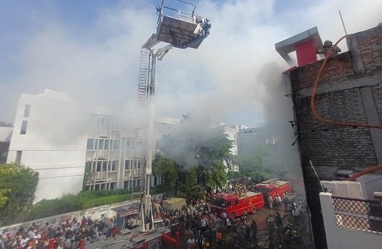 लखनऊ में बड़ा हादसा : अलीगंज के कोचिंग सेंटर में लगी भीषण आग, कई छात्रों के फंसे होने की आशंका, सीएम योगी ने संभाला मोर्चा