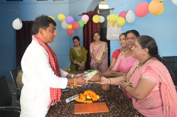 विद्यार्थियों का स्वागत : कुम्हारपारा स्कूल में शाला प्रवेश उत्सव, विधायक योगेश्वर राजू सिन्हा ने किया विद्यार्थियों का स्वागत