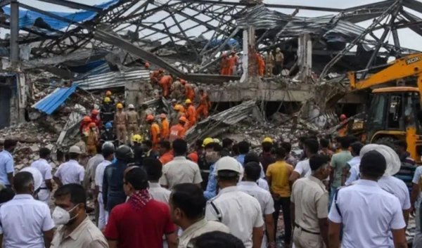 कोलकाता के तारातला में दर्दनाक हादसा, मलबे से 21 लोगों को निकाला , 3 की मौत