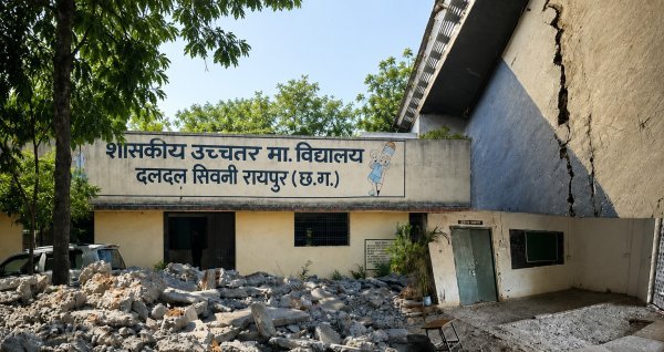 बच्चों पर संकट : 3 साल में ही जर्जर हुआ 15 करोड़ का स्कूल, खतरे के साए में पढ़ने को मजबूर 800 छात्र