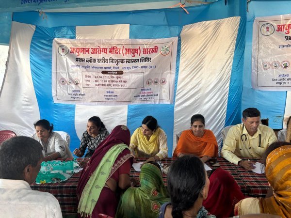 स्वास्थ्य परीक्षण : ग्रामीणों तक पहुंचीं आयुष सेवाएं, बेलर में स्वास्थ्य मेले में उमड़ी भीड़
