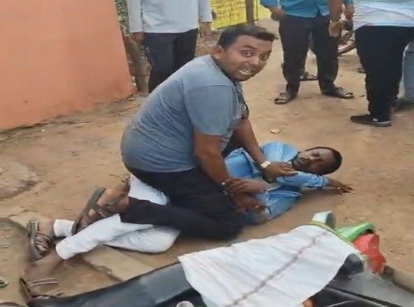 आवास पर बवाल : आमसभा में उपसरपंच से मारपीट
