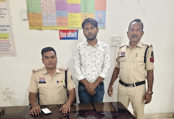 लाखो की ठगी : पुलिस अधिकारियो के नाम पर 5 लाख वसूली करने वाला आरोपी गिरप्तार
