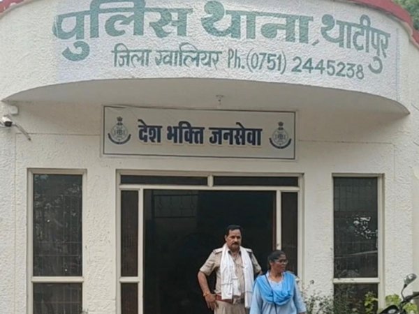 पेट्रोल देने से किया इनकार : युवक को जिंदा जलाने की कोशिश बचाने पहुंचे पिता भी झुलसे