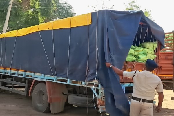 कार्रवाई : अवैध खाद से भरा मेटाडोर, 3 लाख से ज्यादा का माल जब्त