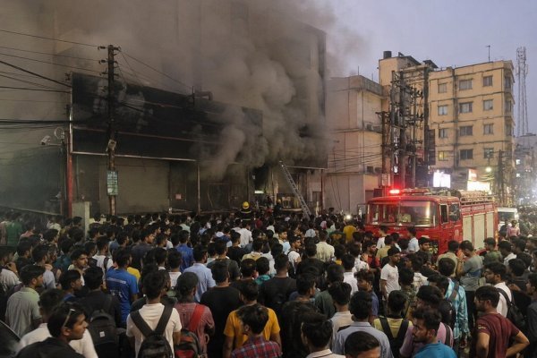 नहीं रूक रही लापरवाही : खान सर के कोचिंग सेंटर के बाहर भड़की आग, मची अफरातफरी