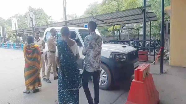 ग्राम सभा में बवाल : आवास सूची से नहीं होने पर मां-बेटी ने खुद पर पेट्रोल छिड़का कर किया आत्मदाह का प्रयास