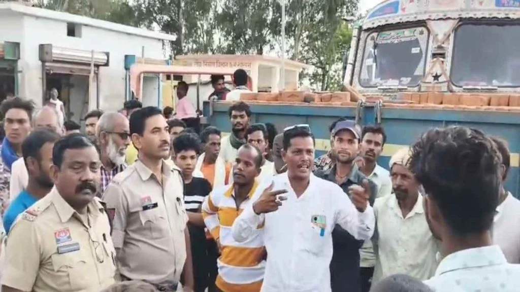 अवैध रेत कारोबार पर रोक लगाने के लिए ग्रामीणों ने किया चक्काजाम