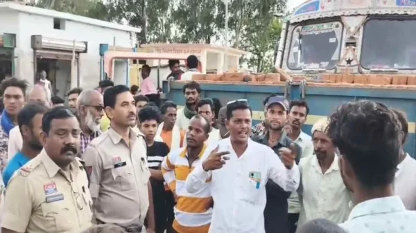 आंदोलन : अवैध रेत कारोबार पर रोक लगाने के लिए ग्रामीणों ने किया चक्काजाम