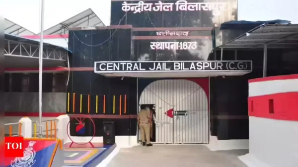 जेल में  लापरवाही :  मोबाइल पर बात करते VIDEO वायरल, सुरक्षा व्यवस्था पर बड़ा सवाल