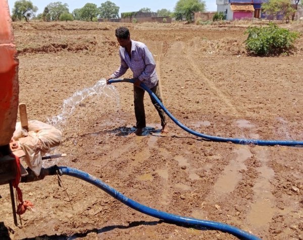 अन्नदाता की बढ़ी चिंता : बारिश का इंतजार, सिंचाई के लिए टैंकरों पर निर्भर हुए किसान