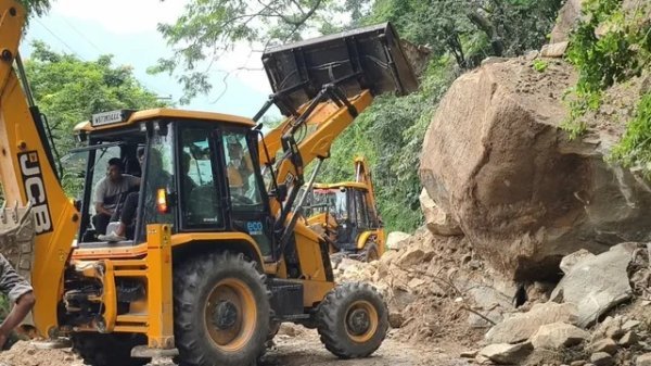 पहाड़ पर आफत : भारी बारिश से NH-10 पर भारी भूस्खलन, थम गईं सिक्किम और दार्जिलिंग की रफ्तार