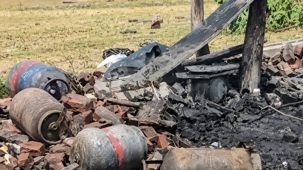 गुजरात में बड़ा हादसा : अवैध पटाखा फैक्ट्री में जोरदार धमाका, भरभराकर ढह गई इमारत, मलबे में दबे कई लोग
