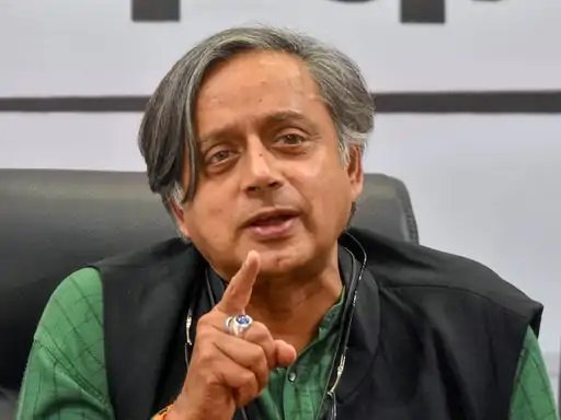 पासपोर्ट पर सियासत तेज, थरूर बोले- अगर यह नागरिकता का प्रमाण नहीं तो फिर क्या है?