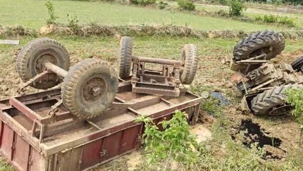 सड़क हादसा : ट्रैक्टर पलटने से चालक की दर्दनाक मौत