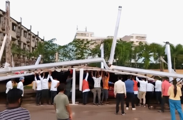 टला  हादसा : चोखरधानी रेस्टोरेंट के बाहर गिरी पार्किंग शेड, मची अफरा-तफरी