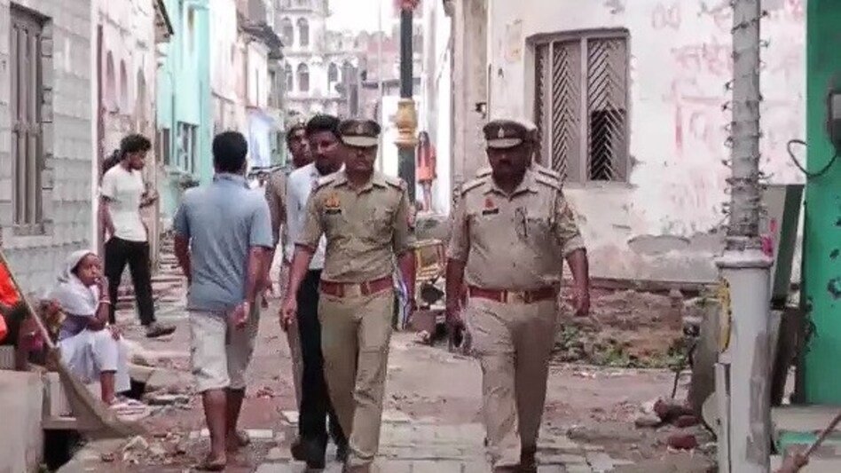 आरोपियों के घरों पर एक साथ छापेमारी