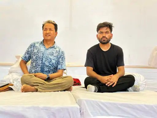 जंतर-मंतर पर सोनम वांगचुक का अनशन : पेपर लीक के विरोध में भूख हड़ताल पर बैठे, राजघाट जाकर गांधी जी को दी श्रद्धांजलि