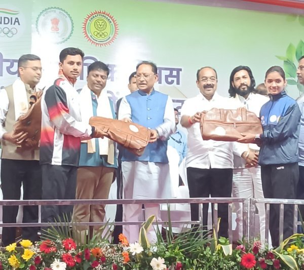 विश्व ओलंपिक दिवस पर महासमुंद के अभिषेक का सम्मान : मुख्यमंत्री ने किया सम्मानित, नेपाल में जीता था गोल्ड मेडल