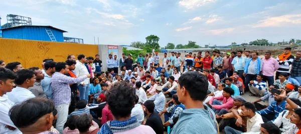 महासमुंद में रोजगार को लेकर बवाल, पिकाडली कंपनी के बाहर मजदूरों का प्रदर्शन