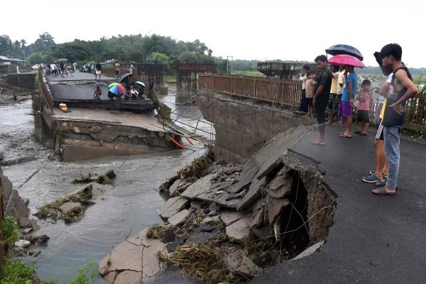 कुदरत का कहर : असम में ताश के पत्तों की तरह बहा 300 मीटर लंबा पुल, अरुणाचल में लैंडस्लाइड से थमी ज़िंदगी