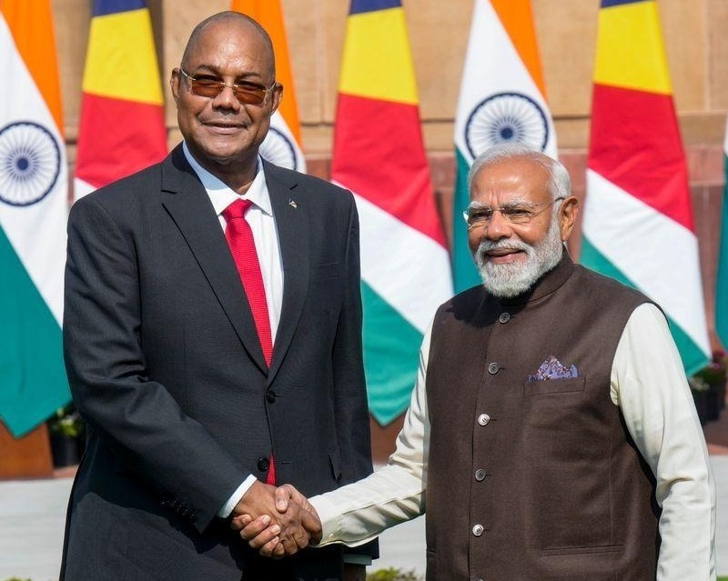 सेशेल्स के राष्ट्रपति डॉक्टर पैट्रिक हर्मिनी और भारत के पीएम नरेन्द्र मोदी