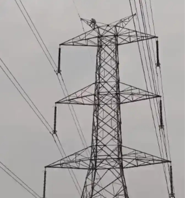हाई वोल्टेज ड्रामा : पत्नियों को साथ रखने की जिद में 60 फीट ऊंचे हाई टेंशन टावर पर चढ़ा युवक