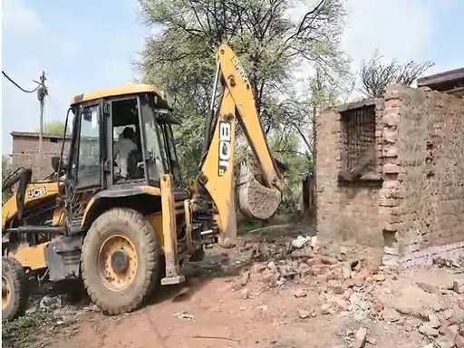 सपनों पर चला बुलडोजर : विधायक कॉलोनी बनाने उजाड़ने पहुंचे 48 परिवारों के आशियानें