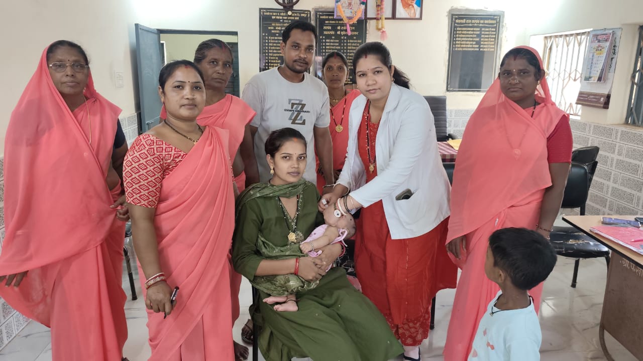 आरंग में बच्चों को पोलियो ड्रॉप पिलाते स्वास्थ्यकर्मी
