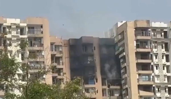 सोसाइटी में आग : 22वीं मंजिल पर फटा AC, सीएम योगी ने लिया संज्ञान