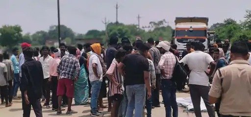 सड़क हादसा : डंपर की टक्कर से युवक की मौत, चालक फरार