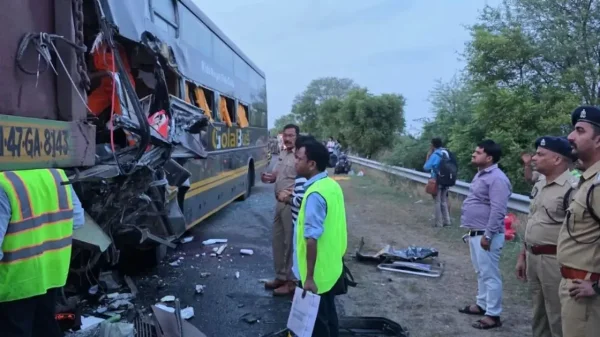 यमुना एक्सप्रेसवे पर हादसा : बस ट्रेलर से भीषण टक्कर में 4 की मौत, 25 घायल