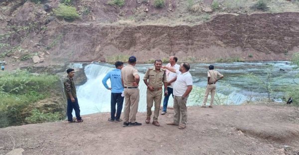 वॉटरफॉल हादसा : युवक गहरी खाई में गिरा सेल्फी बनी जानलेवा!