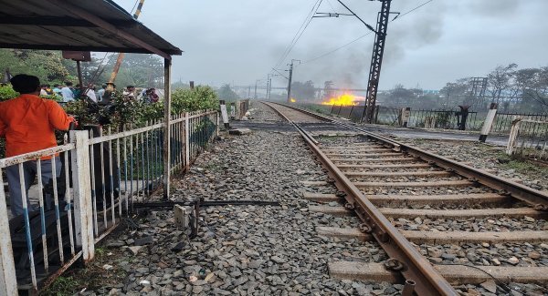धमाके से कांपा हल्दिया : पेट्रोकेमिकल्स की पाइपलाइन में लगी भीषण आग, 15 लोग झुलसे और हावड़ा रेल मार्ग ठप