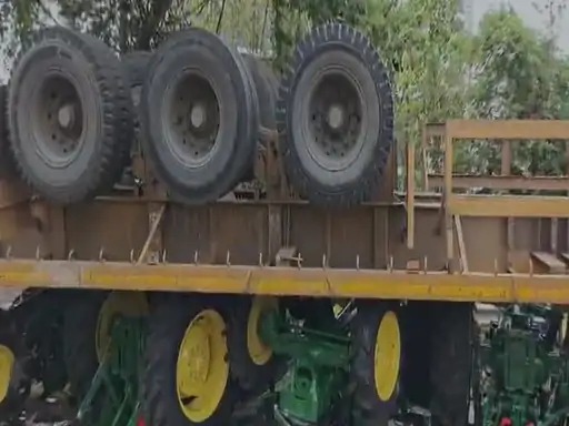 सरोना फ्लाईओवर पर पलटा ट्रेलर