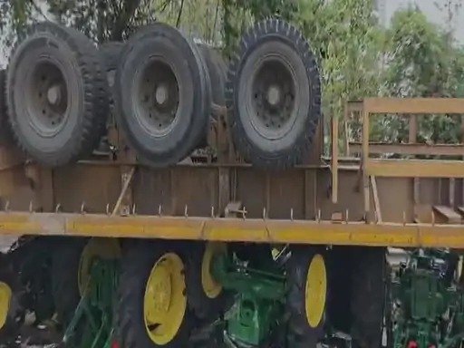 यातायात प्रभावित : सरोना फ्लाईओवर पर 6 ट्रैक्टरों से लदा ट्रेलर पलटा, 40 मिनट तक लगा जाम