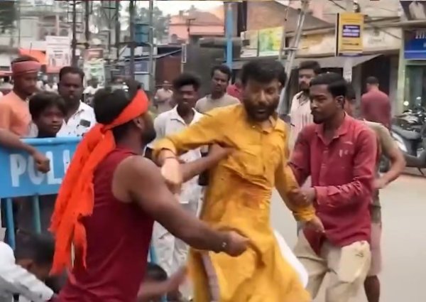 नहीं थम रहा चुनावी गुस्सा : बीरभूम में पूर्व TMC विधायक के पति पर बरसे अंडे, जनता ने घेरा तो पुलिस ने बचाया