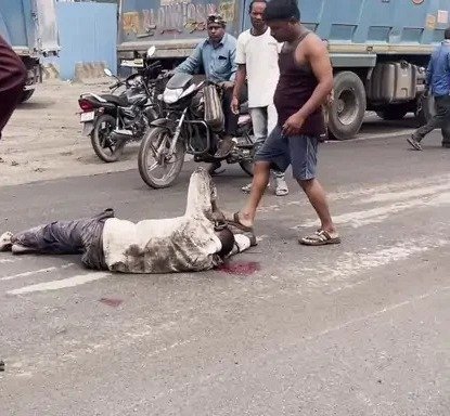 रफ्तार ने उजाड़ा परिवार : भारी वाहन की टक्कर में एक युवक की मौत, दूसरा गंभीर रूप से घायल