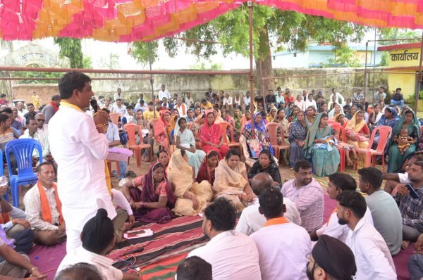समाधान का दिया भरोसा : जनचौपाल में विधायक योगेश्वर राजू सिन्हा ने सुनी ग्रामीणों की समस्याएं