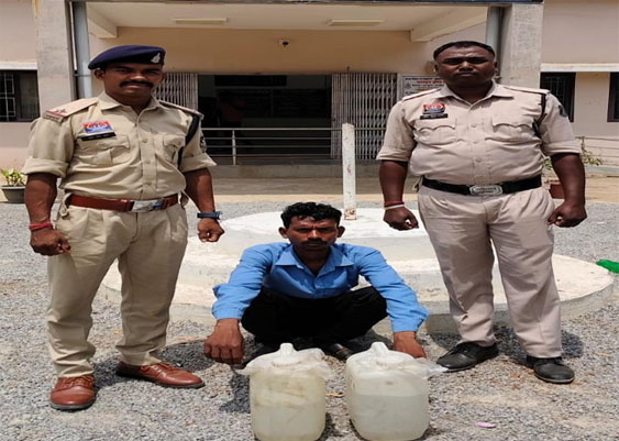 पुलिस ने  जब्त की अवैध महुआ शराब