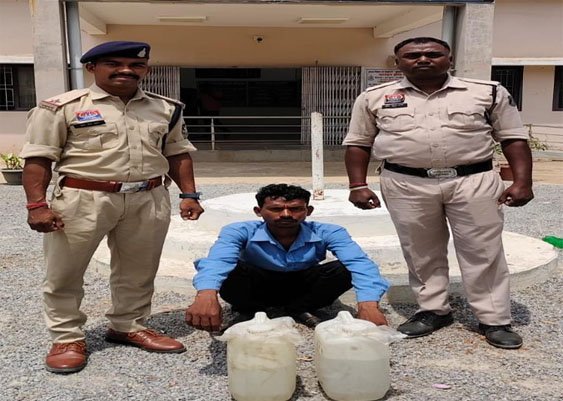 46.580 लीटर महुआ शराब जब्त :  महासमुंद में अवैध शराब पर पुलिस का शिकंजा