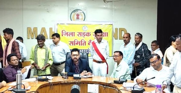 जनदर्शन : कलेक्टर लंगेह ने जिले के विभिन्न क्षेत्रों से पहुंचे नागरिकों की समस्याएं सुनीं