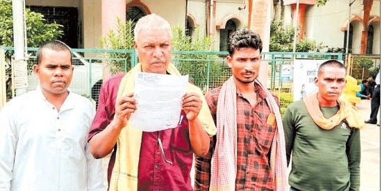 आवास योजना :  जमीन पर नहीं बना मकान सरकारी पोर्टल पर बताया पूर्ण  ग्रामीणों ने खोली पोल
