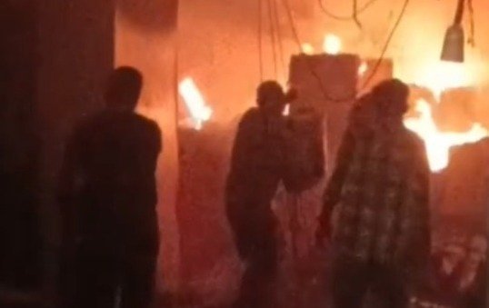 भीषण आग : कोरबा के क्लॉथ स्टोर में लाखों का हुआ नुकसान