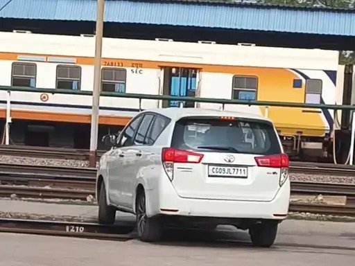 सुरक्षा में बड़ी चूक : प्लेटफॉर्म पार कर रेलवे ट्रैक तक पहुंच गई कार