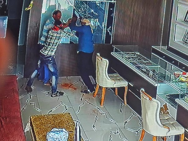 कटघोरा : ज्वेलरी दुकान में लूट की कोशिश, संचालक की बहादुरी से नाकाम हुए बदमाश