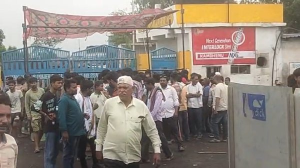 फैक्ट्री में करंट से मजदूर की मौत : 2 साथी झुलसे, मुआवजे की मांग पर गेट के सामने धरने पर बैठे परिजन और ग्रामीण
