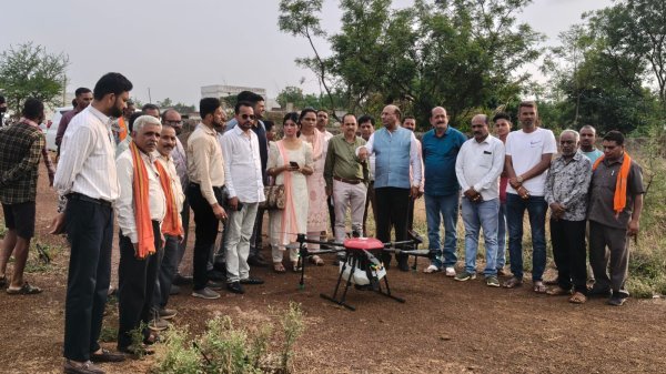 गोढ़ी में ड्रोन से दवा छिड़काव का लाइव डेमो : नई तकनीक देखने खेत पहुंचे सैकड़ों किसान, खेती होगी आसान